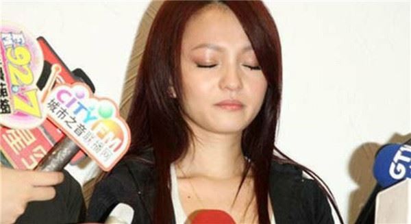 Trương Thiều Hàm: Dành cả cuộc đời trả nợ cho gia đình, cuối cùng vẫn bị bố mẹ tố bất hiếu, sống sa đọa đến nỗi sự nghiệp sụp đổ Trương Thiều Hàm: Dành cả cuộc đời trả nợ cho gia đình, cuối cùng vẫn bị bố mẹ tố bất hiếu, sống sa đọa đến nỗi sự nghiệp sụp đổ