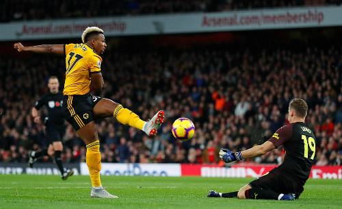 Arsenal thoát thua phút chót ở Emirates