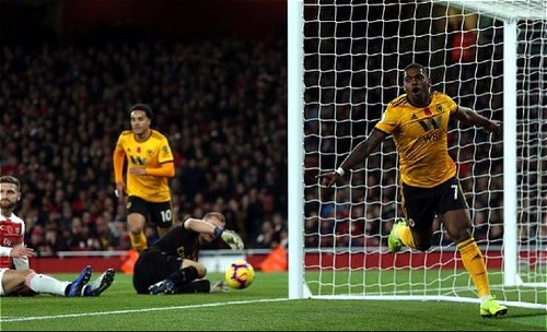 Arsenal thoát thua phút chót ở Emirates