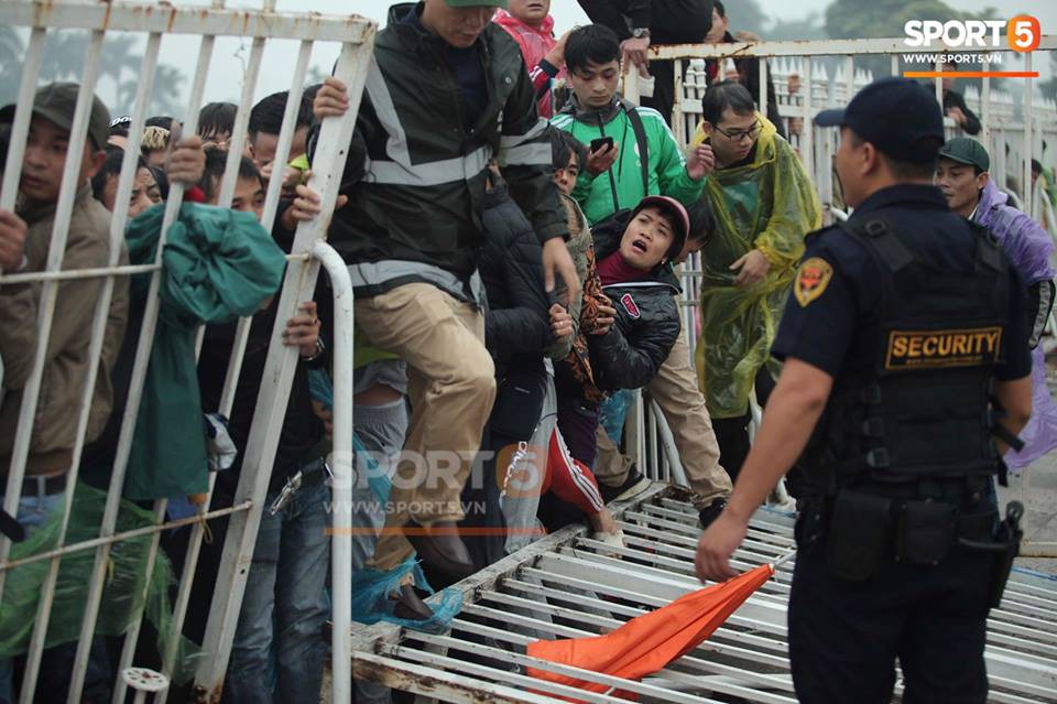 Trái ngược so với Việt Nam, khu vực bán vé trận Malaysia - Lào vắng như chùa bà đanh?