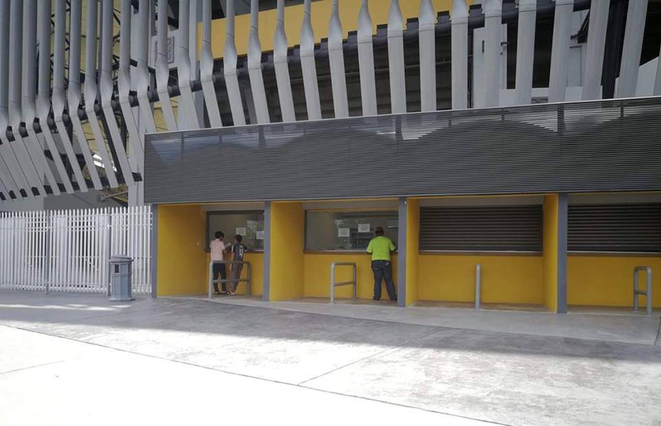 Trái ngược so với Việt Nam, khu vực bán vé trận Malaysia - Lào vắng như chùa bà đanh?