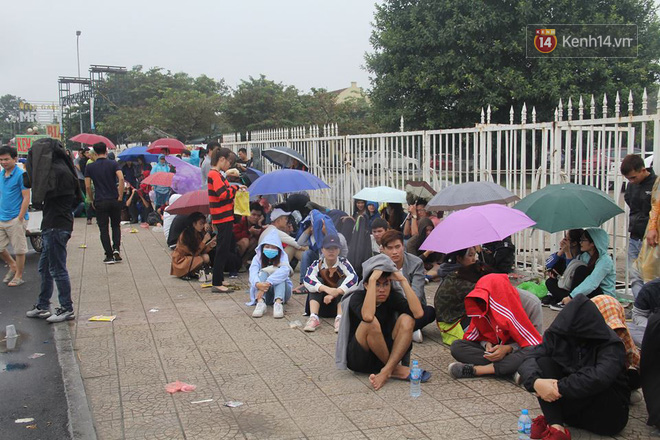 Rác ngập cổng sân vận động Mỹ Đình sau một ngày cổ động viên cắm chốt chờ mua vé AFF Cup 2018