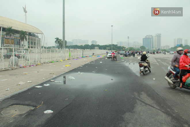 Rác ngập cổng sân vận động Mỹ Đình sau một ngày cổ động viên cắm chốt chờ mua vé AFF Cup 2018