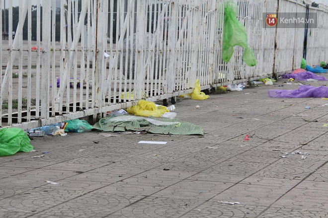 Rác ngập cổng sân vận động Mỹ Đình sau một ngày cổ động viên cắm chốt chờ mua vé AFF Cup 2018