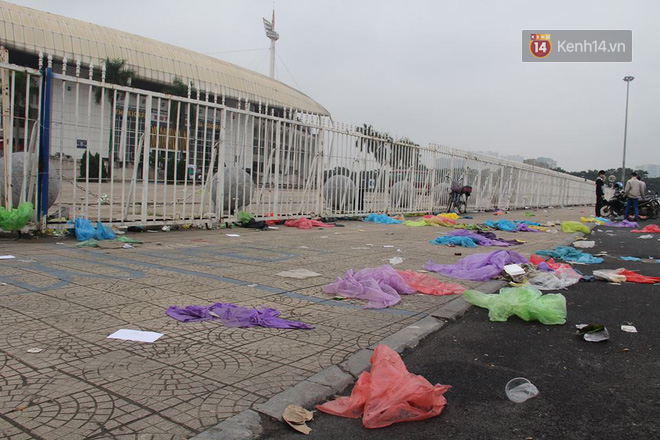 Rác ngập cổng sân vận động Mỹ Đình sau một ngày cổ động viên cắm chốt chờ mua vé AFF Cup 2018