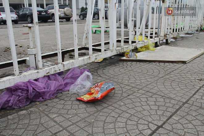 Rác ngập cổng sân vận động Mỹ Đình sau một ngày cổ động viên cắm chốt chờ mua vé AFF Cup 2018