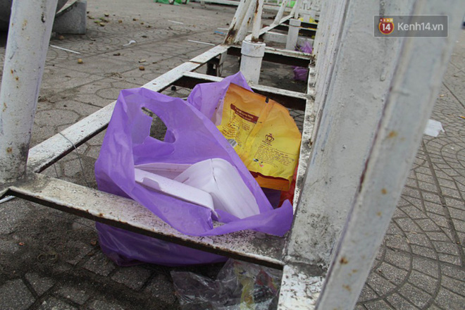 Rác ngập cổng sân vận động Mỹ Đình sau một ngày cổ động viên cắm chốt chờ mua vé AFF Cup 2018