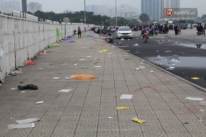 Rác ngập cổng sân vận động Mỹ Đình sau một ngày cổ động viên cắm chốt chờ mua vé AFF Cup 2018