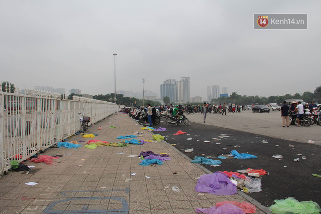 Rác ngập cổng sân vận động Mỹ Đình sau một ngày cổ động viên cắm chốt chờ mua vé AFF Cup 2018