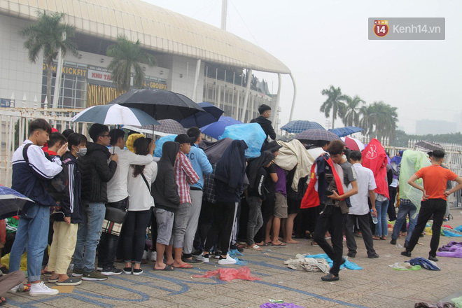 Rác ngập cổng sân vận động Mỹ Đình sau một ngày cổ động viên cắm chốt chờ mua vé AFF Cup 2018