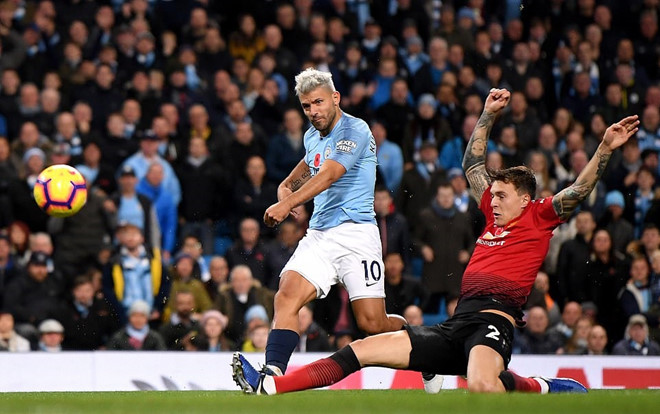 Ở Manchester bây giờ, MU chỉ biết ngước nhìn Man City