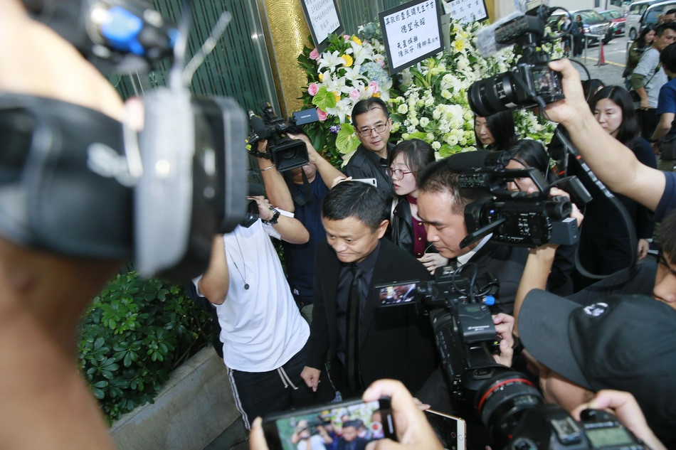 Jack Ma, Huỳnh Hiểu Minh và nhiều nghệ sĩ đến dự tang lễ Kim Dung