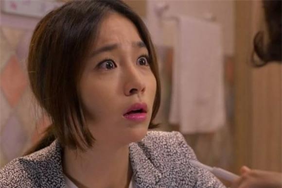 Trốn trong tủ quần áo định làm chồng bất ngờ, cảnh tượng trước mắt khiến tôi choáng váng