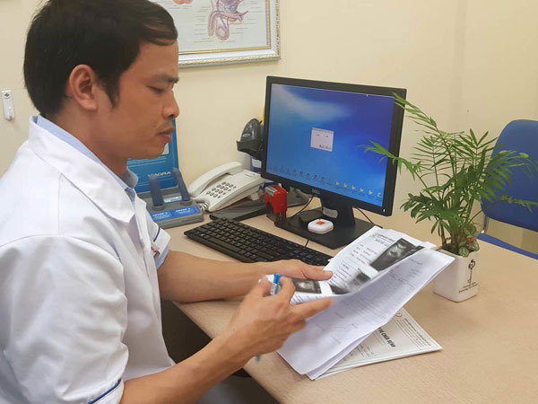 Nửa đêm, cô dâu gào khóc bỏ chạy khỏi phòng tân hôn