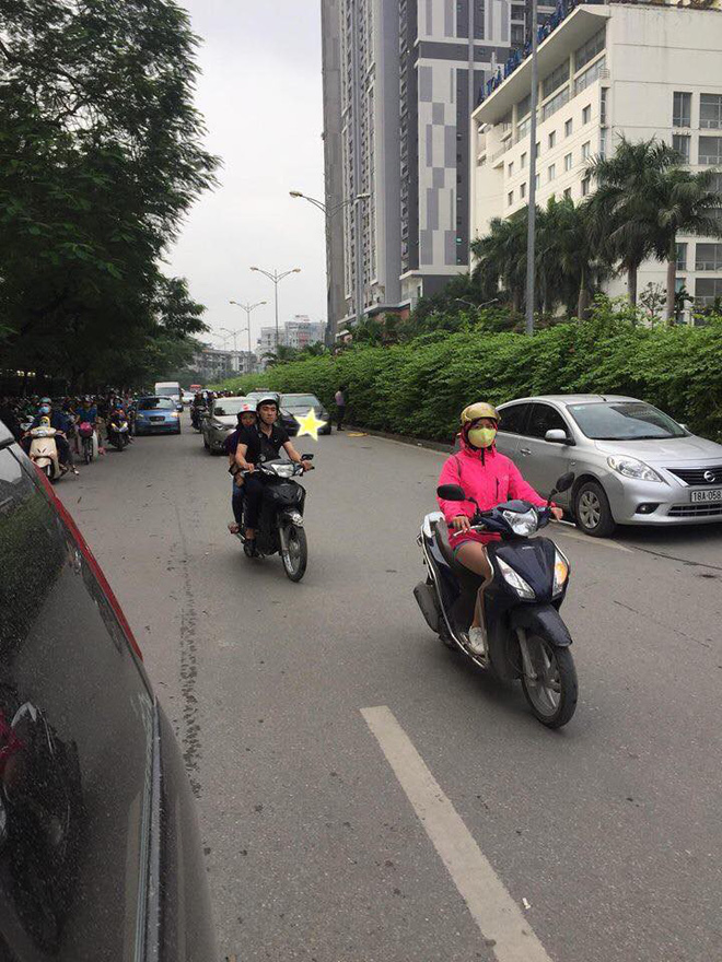 Người đàn ông đi xe sang, dừng giữa đường giải quyết nỗi buồn khiến nhiều người ngán ngẩm