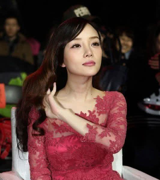 Vừa tái xuất sau scandal ngoại tình, Lý Tiểu Lộ ngại ngùng tránh né sự thân mật của Thành Long