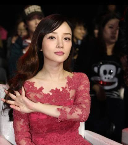 Vừa tái xuất sau scandal ngoại tình, Lý Tiểu Lộ ngại ngùng tránh né sự thân mật của Thành Long