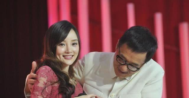 Vừa tái xuất sau scandal ngoại tình, Lý Tiểu Lộ ngại ngùng tránh né sự thân mật của Thành Long