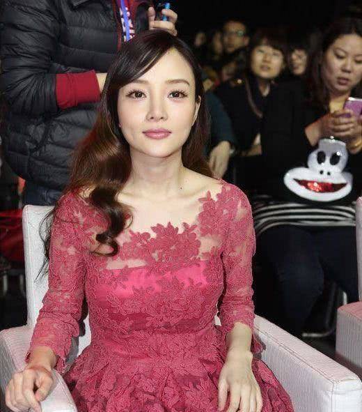 Vừa tái xuất sau scandal ngoại tình, Lý Tiểu Lộ ngại ngùng tránh né sự thân mật của Thành Long