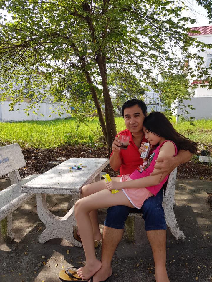 MC Quyền Linh mặc váy hoa sặc sỡ, trở thành mẫu bất đắc dĩ để con gái thỏa sức sáng tạo thời trang