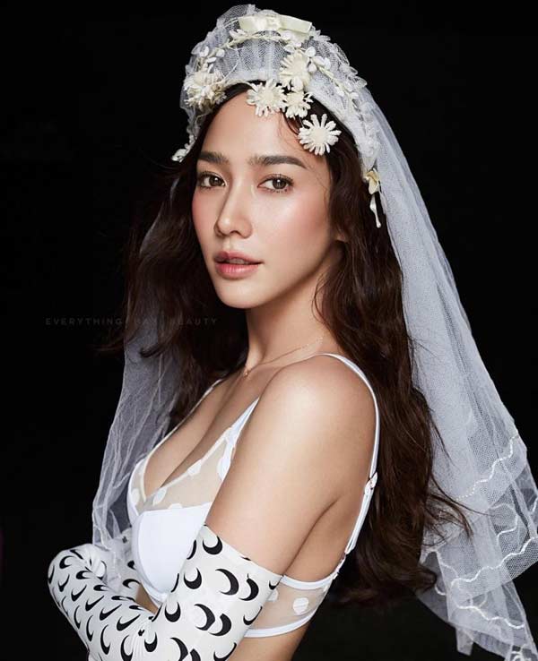 Nữ hoàng giải trí Thái nở ngực bằng đu đủ