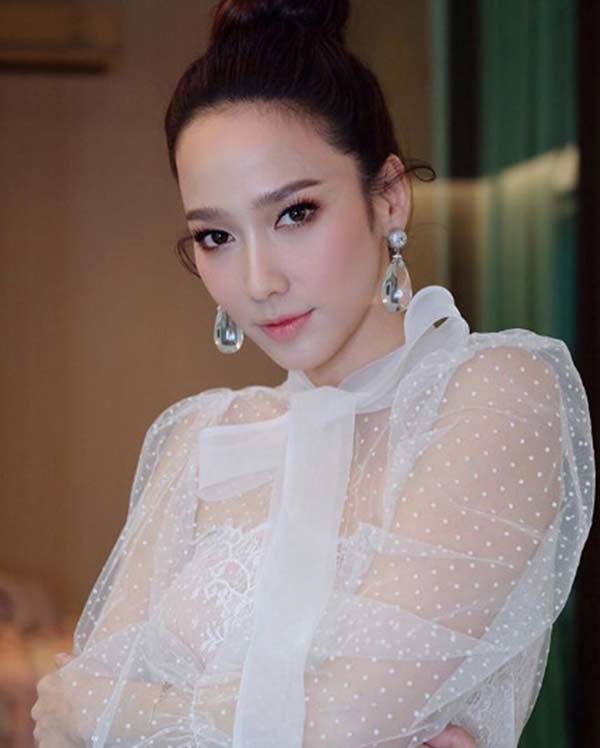 Nữ hoàng giải trí Thái nở ngực bằng đu đủ