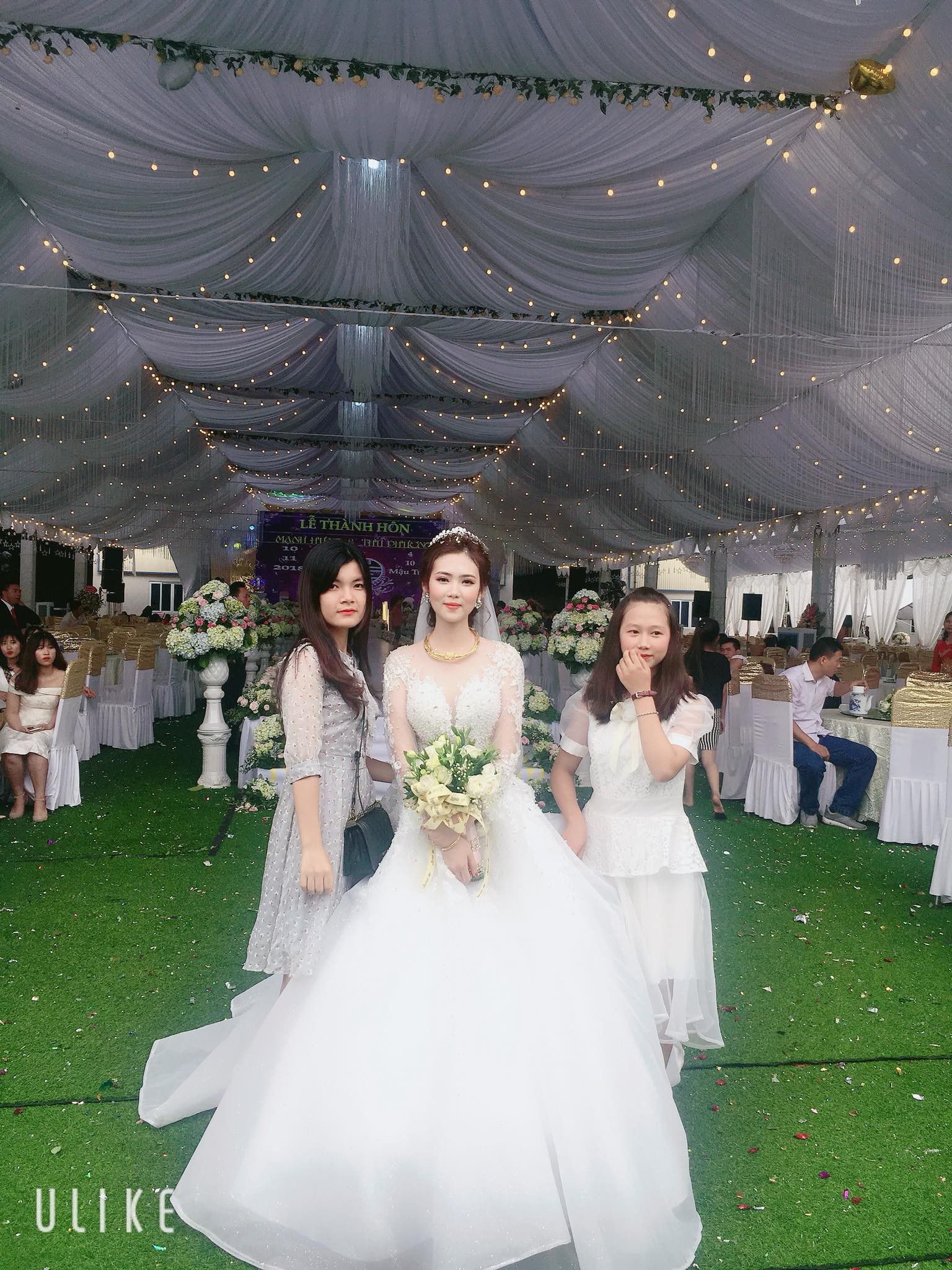 Cô dâu chú rể rạng rỡ trong đám cưới khủng, chi gần 1 tỷ đồng dựng rạp và mời cả ca sĩ Ngọc Sơn về biểu diễn