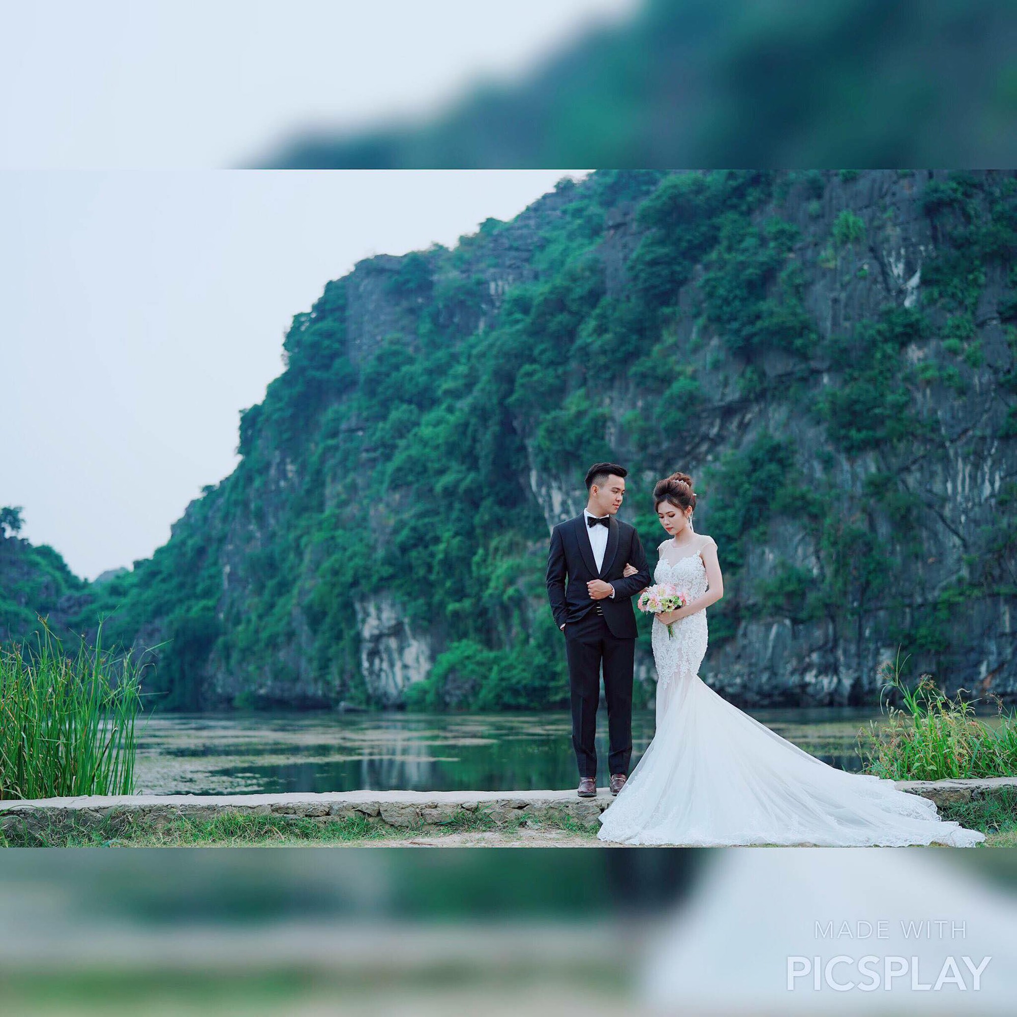 Cô dâu chú rể rạng rỡ trong đám cưới khủng, chi gần 1 tỷ đồng dựng rạp và mời cả ca sĩ Ngọc Sơn về biểu diễn