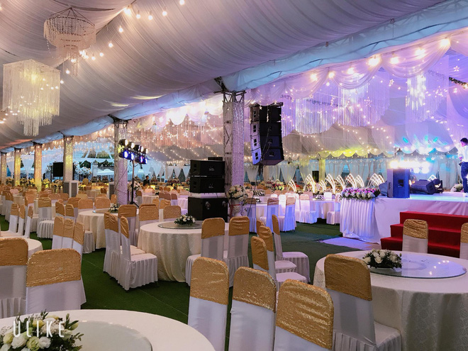 Cô dâu chú rể rạng rỡ trong đám cưới khủng, chi gần 1 tỷ đồng dựng rạp và mời cả ca sĩ Ngọc Sơn về biểu diễn
