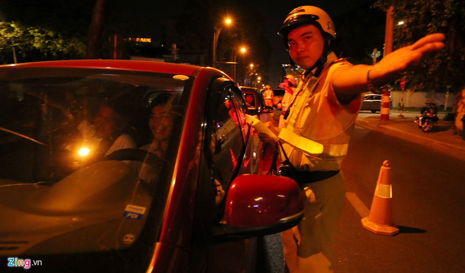 Kiểm tra nồng độ cồn giữa khuya ở Sài Gòn, tài xế bị phạt 17 triệu