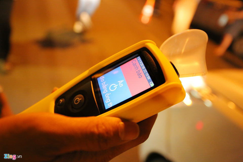 Kiểm tra nồng độ cồn giữa khuya ở Sài Gòn, tài xế bị phạt 17 triệu