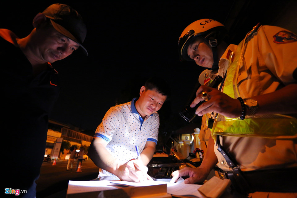 Kiểm tra nồng độ cồn giữa khuya ở Sài Gòn, tài xế bị phạt 17 triệu