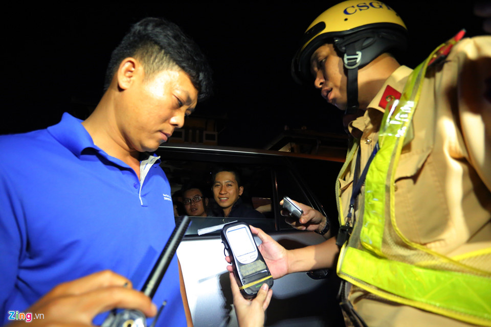 Kiểm tra nồng độ cồn giữa khuya ở Sài Gòn, tài xế bị phạt 17 triệu