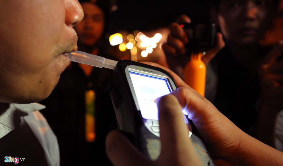 Kiểm tra nồng độ cồn giữa khuya ở Sài Gòn, tài xế bị phạt 17 triệu