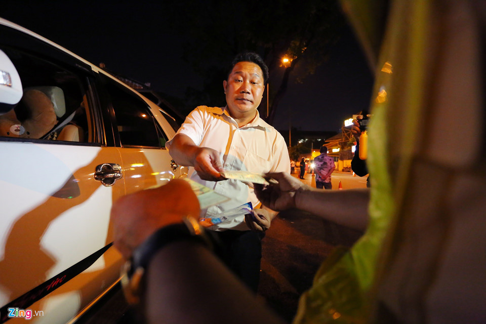 Kiểm tra nồng độ cồn giữa khuya ở Sài Gòn, tài xế bị phạt 17 triệu