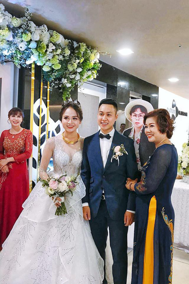 Du học tận Paris nhưng anh chàng vẫn có mặt trong đám cưới của em trai, lại còn được canh thùng tiền cưới