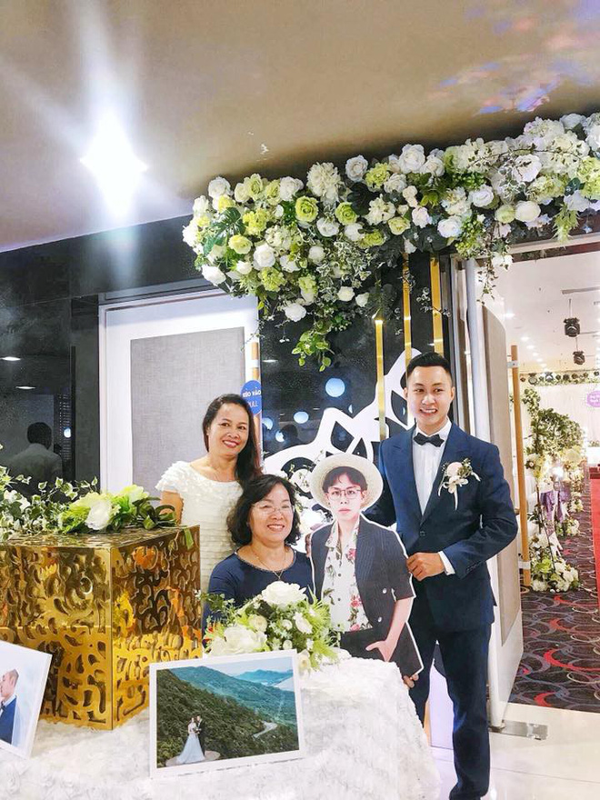 Du học tận Paris nhưng anh chàng vẫn có mặt trong đám cưới của em trai, lại còn được canh thùng tiền cưới