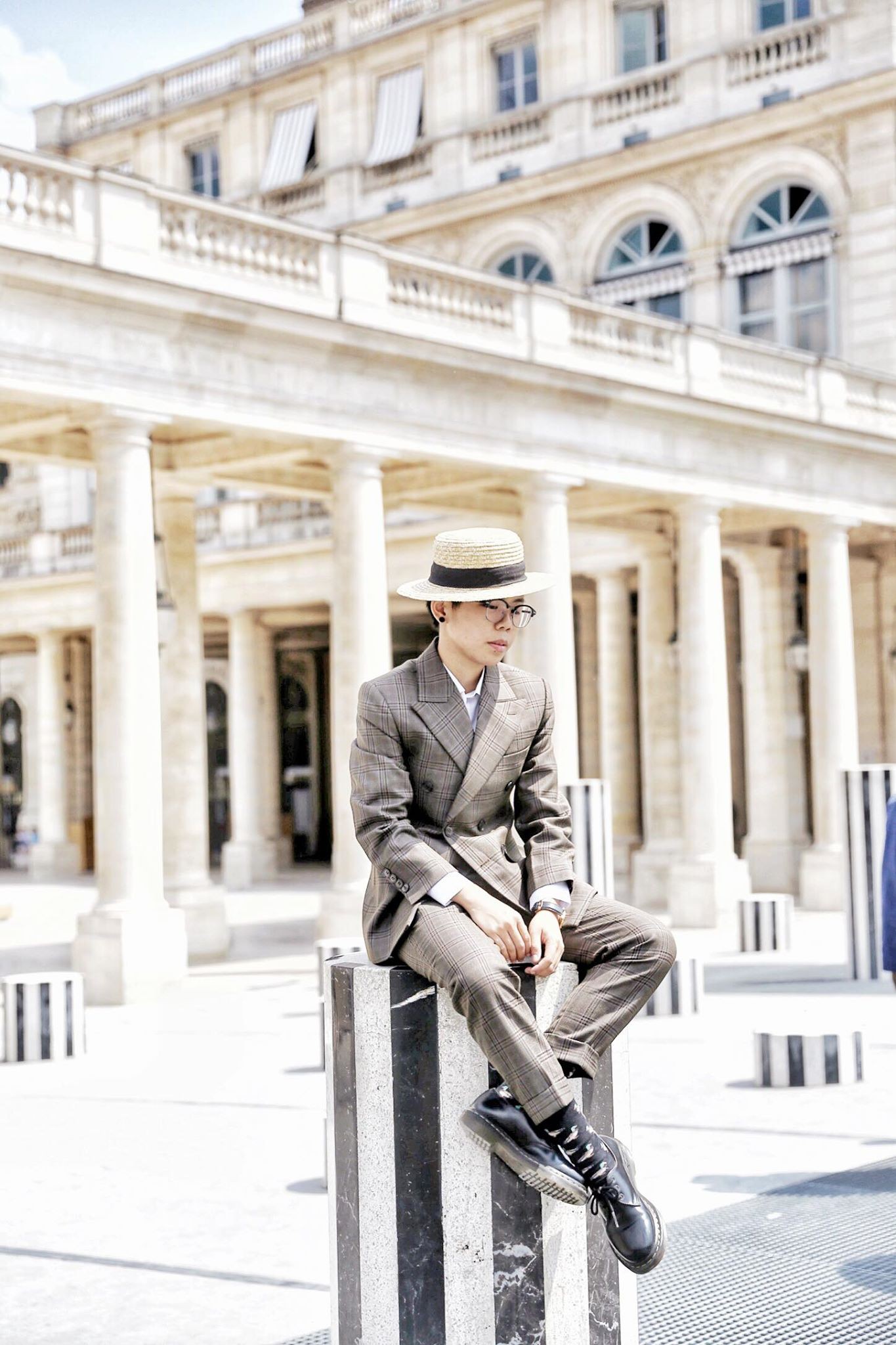 Du học tận Paris nhưng anh chàng vẫn có mặt trong đám cưới của em trai, lại còn được canh thùng tiền cưới