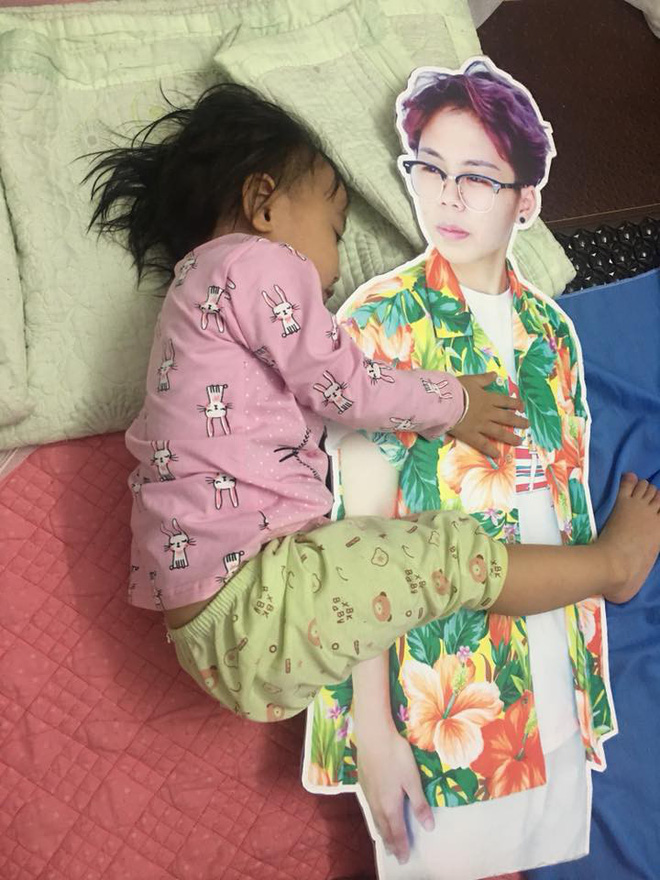 Du học tận Paris nhưng anh chàng vẫn có mặt trong đám cưới của em trai, lại còn được canh thùng tiền cưới