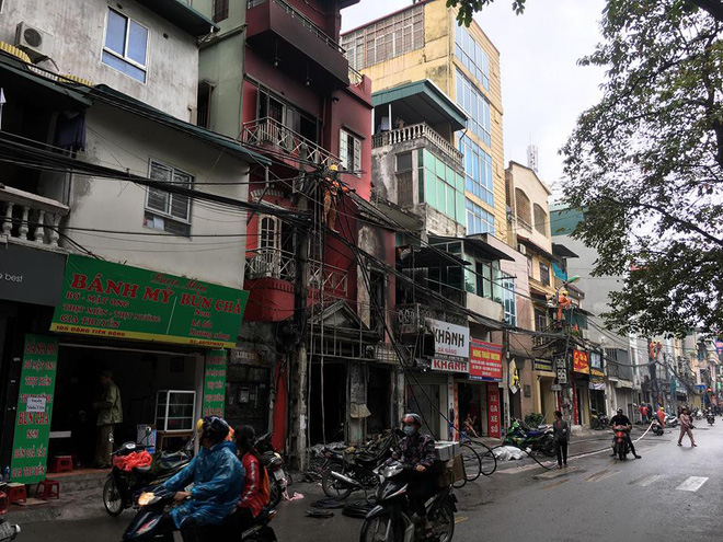 Hà Nội: Sau tiếng nổ lớn, lửa bao trùm ngôi nhà 4 tầng