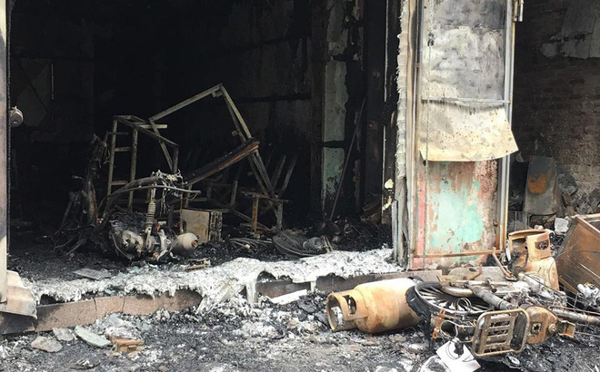 Hà Nội: Sau tiếng nổ lớn, lửa bao trùm ngôi nhà 4 tầng