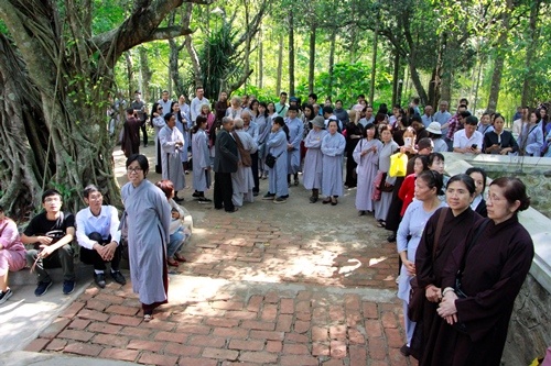 Thiền sư Thích Nhất Hạnh thiền hành cùng phật tử