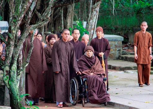 Thiền sư Thích Nhất Hạnh thiền hành cùng phật tử