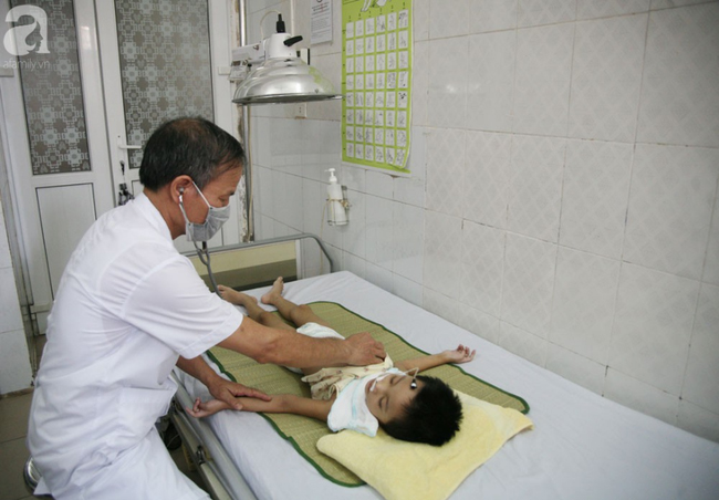 Bé gái 5 tuổi bị viêm màng não tự miễn sau cơn co giật, hơn 1 tháng không thể ngủ và liên tục la hét