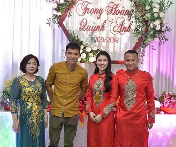 Vợ các cầu thủ Việt Nam tham dự AFF Cup: Ai xinh đẹp, tài năng hơn?