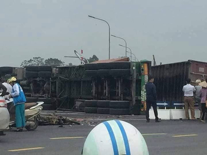 Hà Nội: Xe máy nát bét sau va chạm kinh hoàng với container, 4 người thương vong