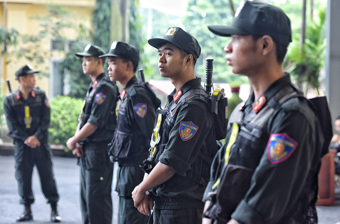 Nhiều lớp cảnh sát tại phiên xét xử ông Phan Văn Vĩnh