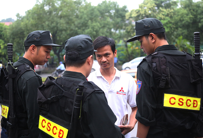 Nhiều lớp cảnh sát tại phiên xét xử ông Phan Văn Vĩnh