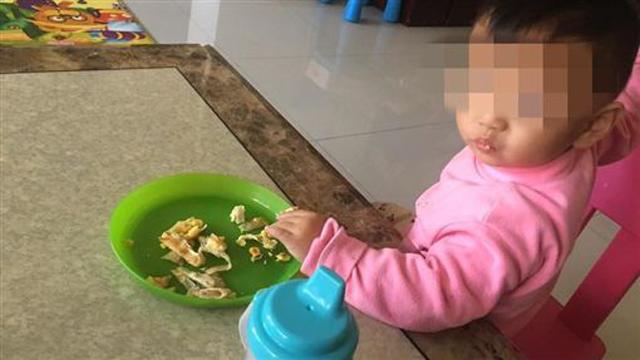 Bé trai 2 tuổi nặng 6kg bị bỏ đói đến chết, mẹ đẻ thản nhiên đi chơi cùng bạn trai