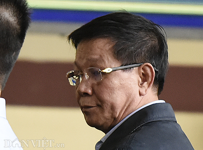 Video ảnh: Cựu tướng CA vẫy tay chào người thân trong vụ án đánh bạc nghìn tỷ